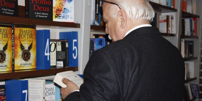 Bakan Avcı Basın Mensuplarına Kitap Hediye Etti