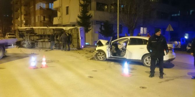 Otomobille Çarpışan Servis Minibüsü Devrildi