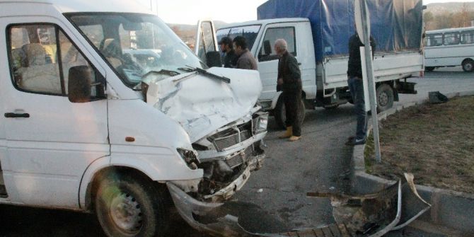 Elazığ’da İşçi Servisi İle Kamyonet Çarpıştı: 5 Yaralı