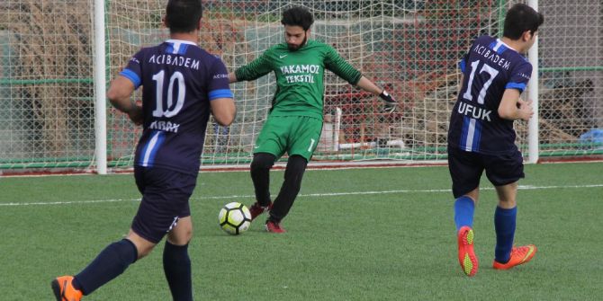 Kadın Teknik Direktöre Sahada Doğum Günü Sürprizi