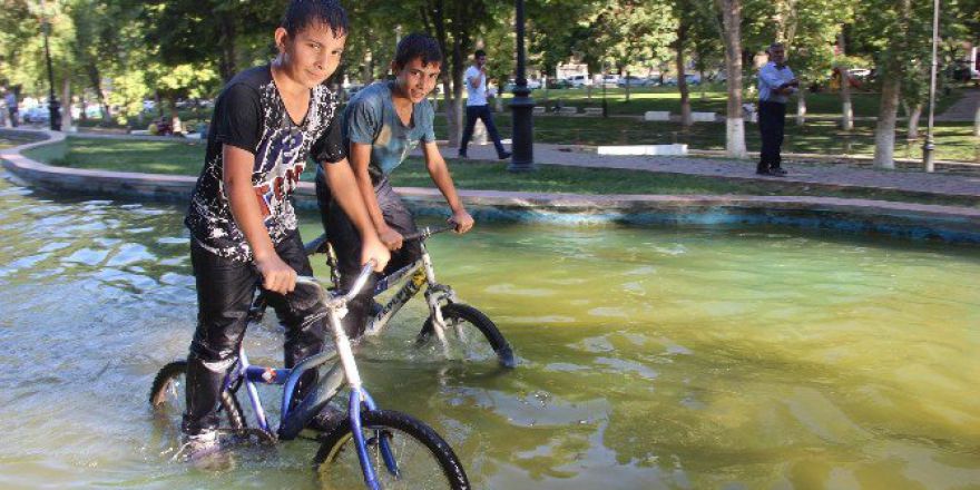 Sıcaktan Bunalan Çocuklar Süs Havuzlarında Serinliyor