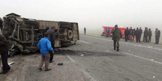 Kayseri’de Öğrenci Servisi İle Tır Çarpıştı: 2 Ölü, 10 Yaralı