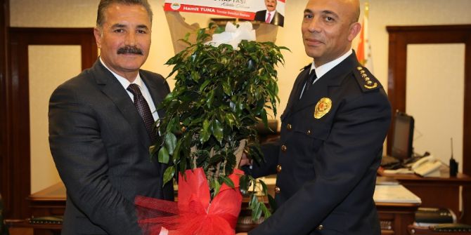 Başkan Tuna’dan Polise Çiçekli Kutlama