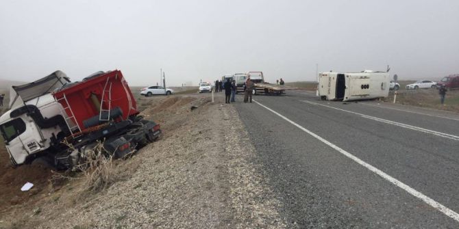 Öğrenci Servisi Ve Tırın Çarpıştığı Kazada Öğrenciler Tedavi Altına Alındı
