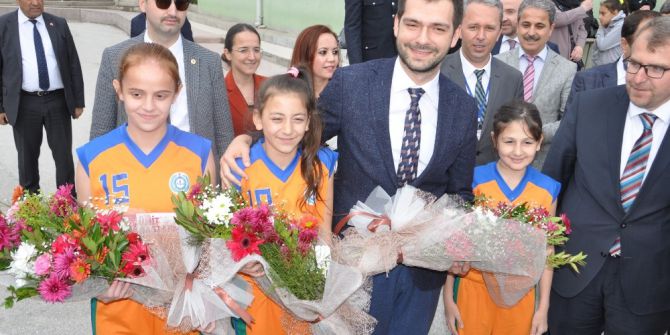 Bakan Yardımcısı Boynukalın’dan Küçük Basketbolculara Jest