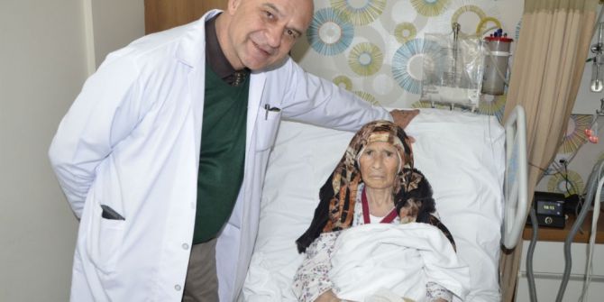 87 Yaşındaki Kadın Riskli Rahim Ameliyatını Başarıyla Atlattı