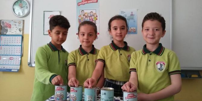 Harçlıklarını Yetim Kardeşleri İçin Biriktiriyorlar