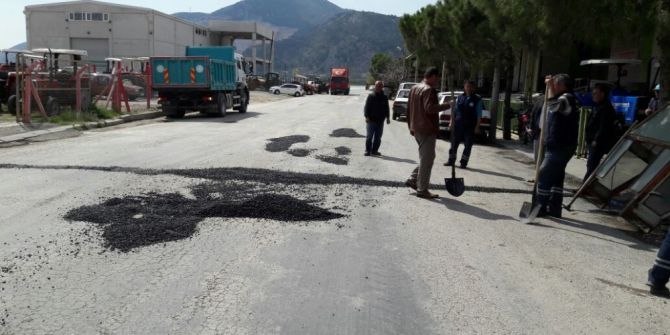 Kırkağaç’da Yollara Asfalt Bakımı