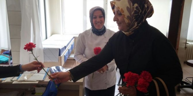 Bayan Çelik, Hasta Ve Yaşlıları Evlerinde Ziyaret Ediyor