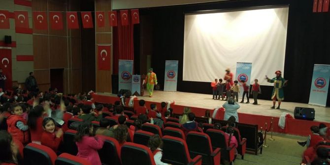 Ağrı’da ‘Hacivat İle Karagöz’ Büyük Oyunu Beğeni Topladı