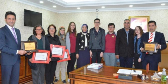 İl Müdürü Durmuş Başarılı Öğrencilere Çeyrek Altın Hediye Etti