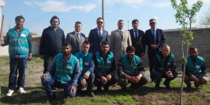 Burhaniyeli Öğrenciler Hükümlülerle Ağaç Dikti