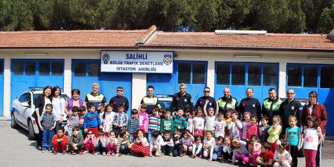Miniklerden Polislere Pastalı Kutlama