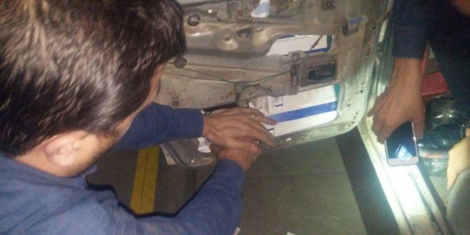 Otomobilin Kapısından Kaçak Sigara, Vites Kutusundan Silah Çıktı