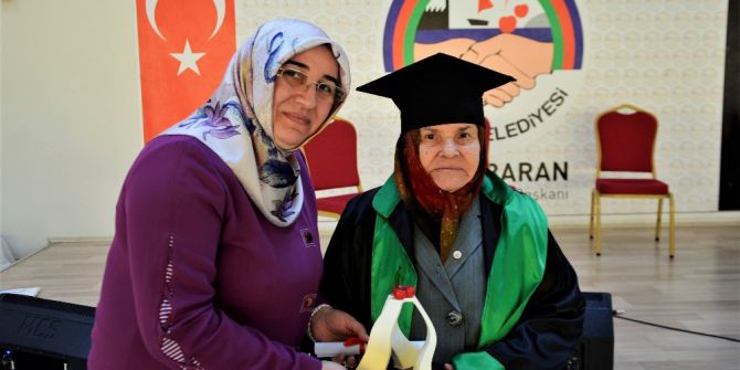 Huzurevi Sakinleri Cüppe Giydi, Diploma Aldı