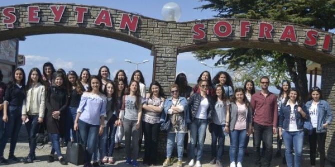 Burhaniyeli Öğrencilerden Komşu İlçeye Tarihi Gezi