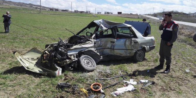 Otomobil Kamyonla Çarpıştı: 1 Yaralı