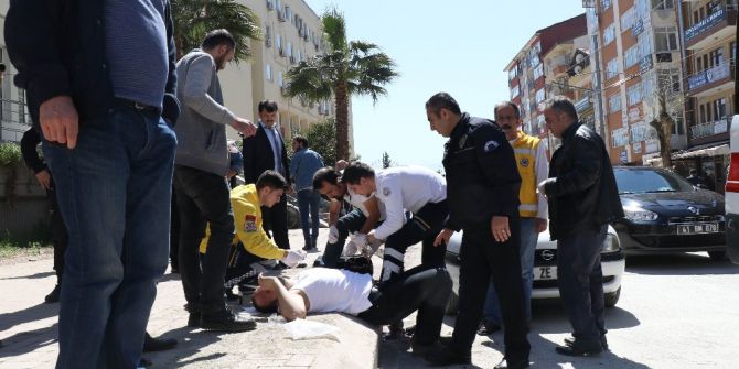 Adliye Önünde Bıçaklı Kavga: 1 Yaralı