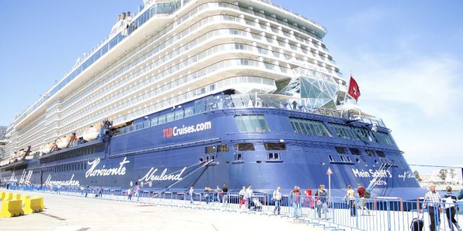 Antalya, Denizden Gelen Alman Turistle Nefes Aldı