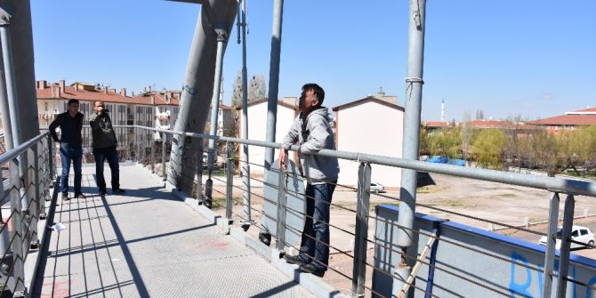 Üst Geçitteki İntihar Girişimine Polis Müdahale Etti