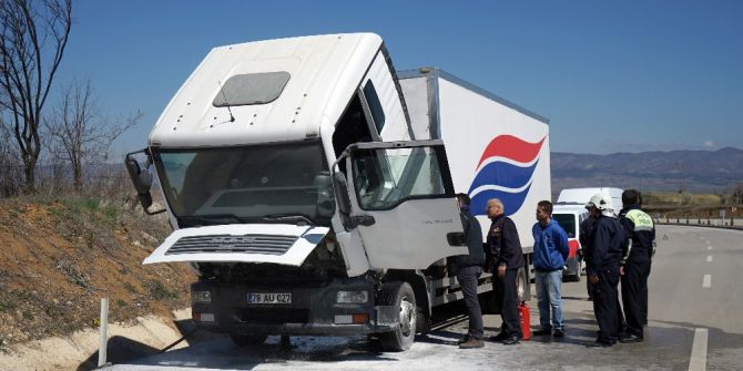 Motoru Yanan Kamyona İtfaiye Müdahale Etti