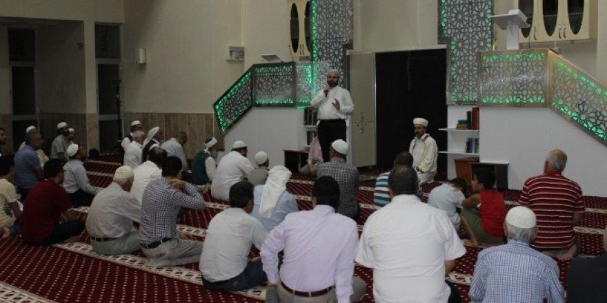 Demokrasi Şehitleri İçin Eller Semaya Uzandı