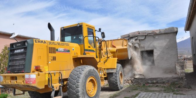 Develi Köylerinde Metruk Ev Temizliği Devam Ediyor