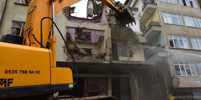 Altınordu’da Metruk Bina Yıkımı