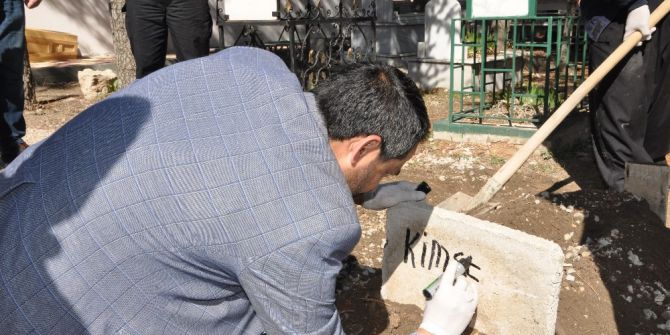 Çöpte Bulunan Bebeğin Mezar Taşına ’Kimsesiz’ Yazıldı