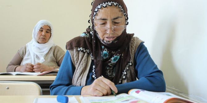 Yaşlı Kadınlar Okuma Ve Yazma Öğreniyor