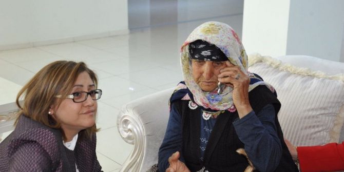 Fatma Şahin, Cumhurbaşkanı Erdoğan’ın Talimatı Üzerine Yaşlı Kadına Sahip Çıktı