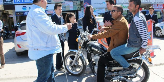 Öğrenciler Hem Trafiği Denetledi, Hem Kask Dağıttı