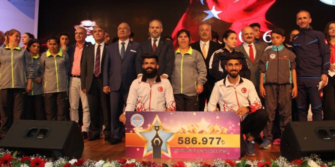 Bakan Kılıç, Mersin’de ‘2016 Spor Başarı Ödül Töreni’ne Katıldı
