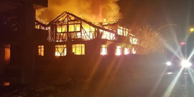 İki Katlı Ev Çıkan Yangında Kullanılamaz Hale Geldi