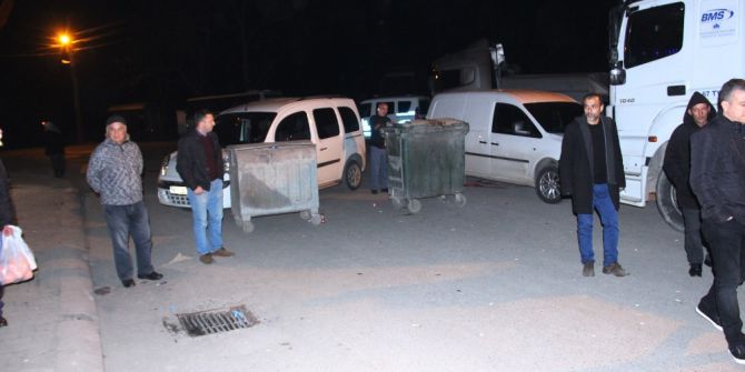 Tır Kazası Sonrası Mahalleli Yolu Kapattı