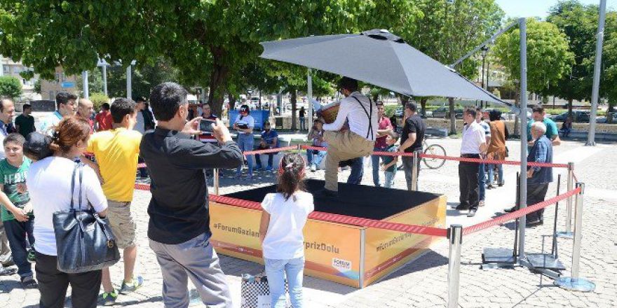 Boşlukta Oturan Adam Görenleri Şaşırtıyor