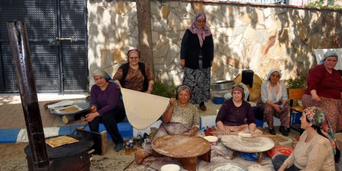 Okulun İhtiyaçları İçin 7 Bin Gözleme Sattılar