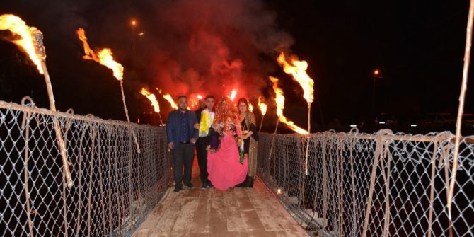 Gelin Ve Damat Meşaleler Eşliğinde Asma Köprüden Geçti