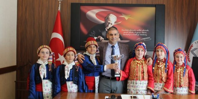 Halk Oyunları Öğrencilerinden İl Milli Eğitim Müdürü Aşım’a Ziyaret