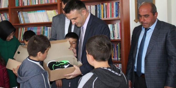 Kimsesiz Çocuklara Ayakkabı Alarak Yargılanmaktan Kurtuldular