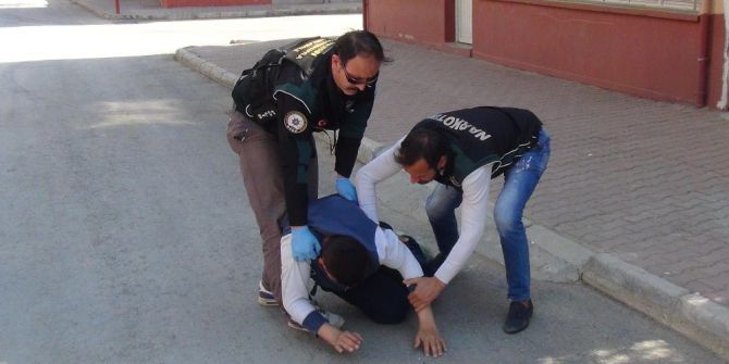 Gençleri Zehirleyen Sokak Satıcılarına Şok Baskın