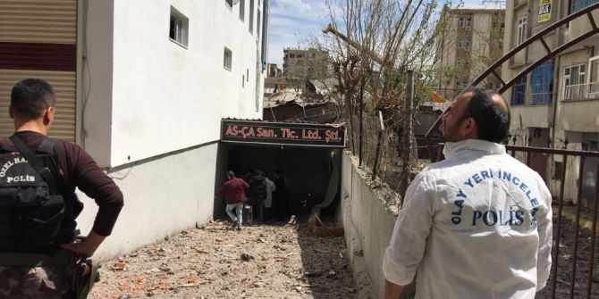 Teröristler Emniyet Binalarının Altına Tünel Kazarak Patlayıcı Yerleştirdi