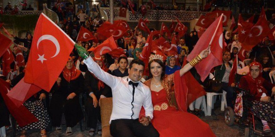 Gelin Ve Damattan Türk Bayraklı Demokrasi Nöbeti