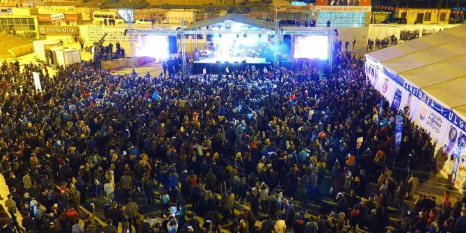 Ses Sanatçısı Zara, Kurtuluş Sevincini Yaşayan Şanlıurfalıları Coşturdu