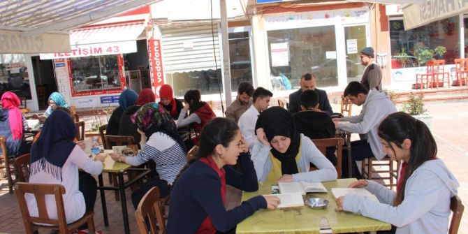 Lise Öğrencileri Kahvehane Önünde Kitap Okudu