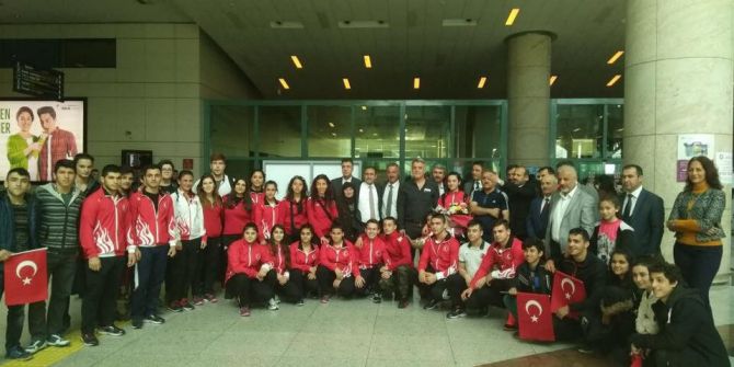 Dünya Şampiyonu Halterci Coşkuyla Karşılandı