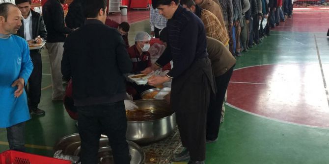 Mültecilere Sıcak Yemek Ve Barınma Desteği