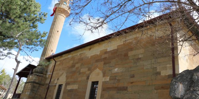 Asırlık Dut Ağacının Gölgesinde Asırlık Cami