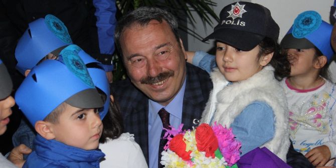 Anaokulu Öğrencileri, Emniyet Müdürüne Yumurta Hediye Etti