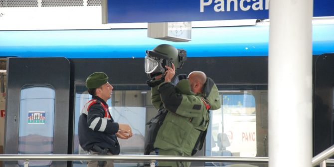 İzmir’de Bomba İhbarıyla Tren Durduruldu, Yolcular Tahliye Edildi